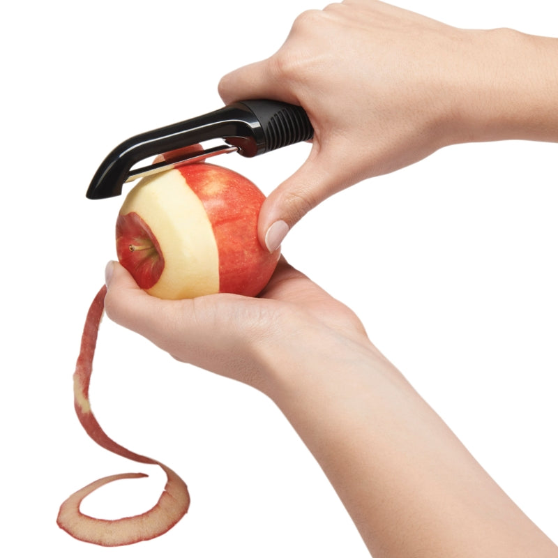 Éplucheur dentelé pivotant